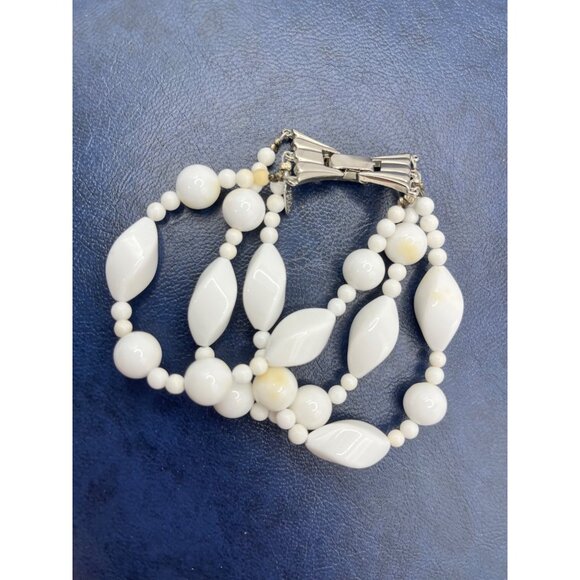 Vintage White Triple Strand Beaded Bracelet With Metal Clasp A07 - Picture 4 of 4
